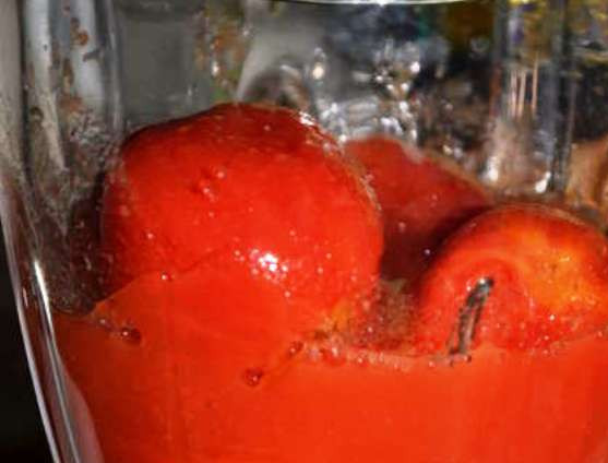 1. Этап. Томатный суп с беконом: Томаты измельчите в блендере в пюре.