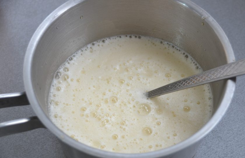 1. Этап. Желе из газировки: Влейте к растворенному желатину второй стакан газировки, размешайте.