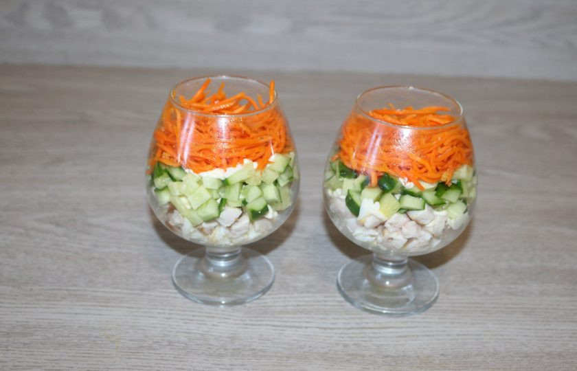 1. Этап. Салат с корейской морковкой, курицей и яйцом: Четвертый слой - морковь по-корейски.