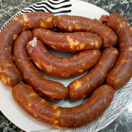 1. Stage. Cured sausage: Divide the sausage into small sausages to make it more convenient to dry.