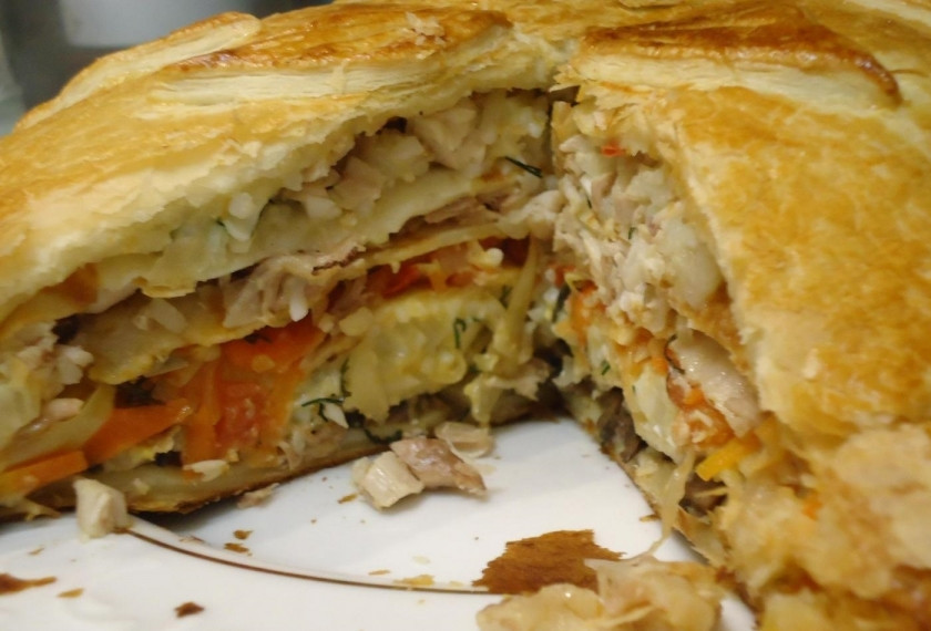 1. Этап. Курник из бездрожжевого теста: 19. Нарезаю курник кусочками, чтобы были видны все слои. Подаю его к столу.