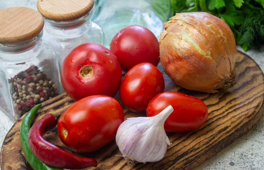1. Этап. Чесночно-томатный чатни: Подготовьте необходимые продукты для приготовления томатного-чесночного чатни.