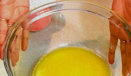 1. Этап. Простой рецепт кекса в микроволновке: Растопите сливочное масло в глубокой посуде.