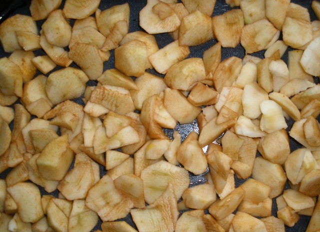 1. Этап. Шарлотка на майонезе: 1. Яблоки моем, очищаем от кожуры и нарезаем произвольно.