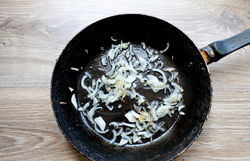 1. Этап. Перловка с лисичками: Почистите лук и порежьте. В сковороду налейте растительное масло, положите лук и обжаривайте в течение 5-7 минут, до мягкости.