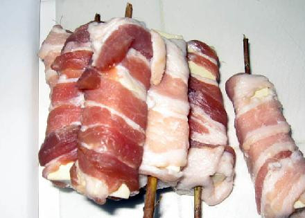 1. Этап. Бекон с острым соусом: Проделываем это со всеми кусочками.