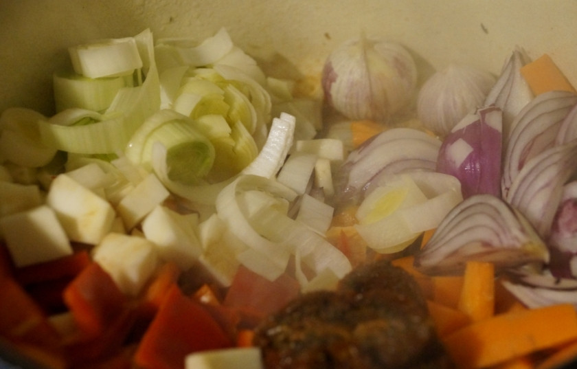 1. Этап. Кролик по-испански: Теперь обжарьте овощи (кстати, лучше всего готовить в казанке - чтобы и обжарить, и потушить можно было).