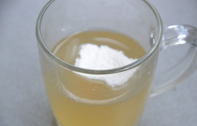 1. Этап. Мятный зефир: Слейте мятный настой, доведите объем жидкости до 140-150 миллилитров, всыпьте в него агар-агар, дайте ему настояться минут 10.