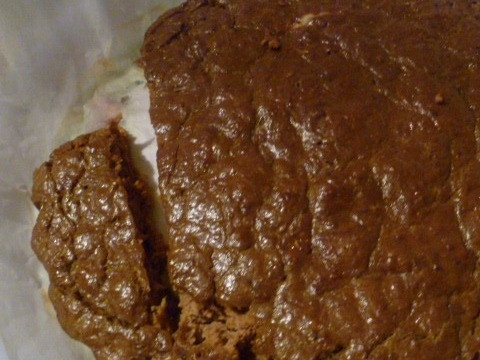 1. Этап. Печеночный пирог с морковью и луком: Даем немного остыть пирогу и нарезаем на порционные кусочки.