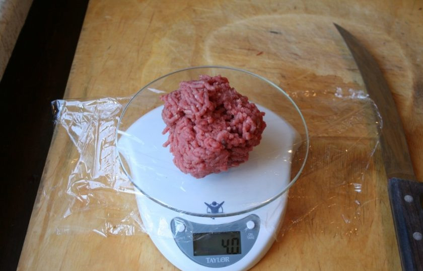 1. Этап. Мясной фарш: 4. Разделите мясо на небольшие кусочки, отмерьте необходимое количество на глаз или с помощью весов.