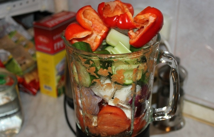 1. Этап. Холодный томатный суп: Теперь пришло время превратить остальные овощи в пюреобразную массу. Очистите и нарежьте красный лук, болгарский перец и огурцы. С огурцов можно не снимать кожицу. Сложите всё в блендер и превратите в пюре.