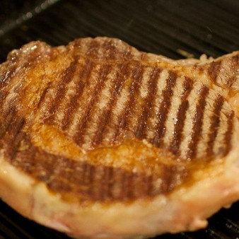 Стейк на сковороде-гриль