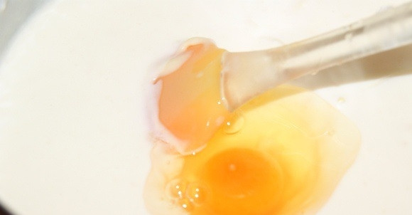 1. Этап. Мусака с картофелем: 8. В немного остывший крем добавить яйца и тщательно перемешать.