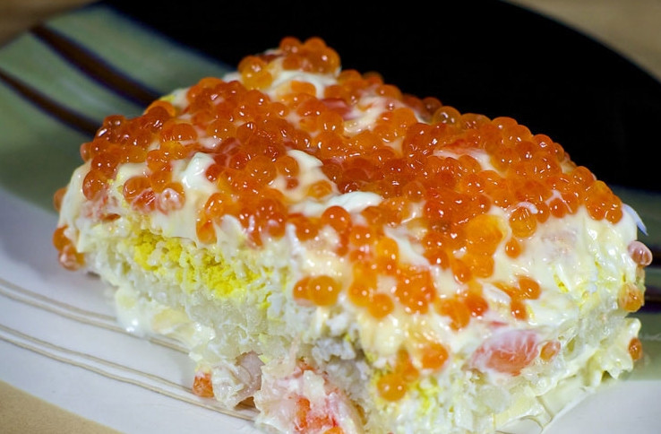 1. Этап. Салат с креветками, яйцами и красной икрой: 5. Вот и все! Дайте салату хотя бы час постоять в холодильнике - и подавайте!