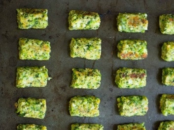 1. Этап. Котлеты из брокколи в духовке: 6. Минут через 20 можно проверить котлетки готовность. Вот и весь простой рецепт котлет из брокколи в духовке.