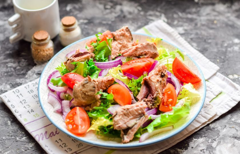 1. Этап. Салат с тунцом и черри: Тунец поломайте крупными кусочками и разложите хаотично по всей тарелке.