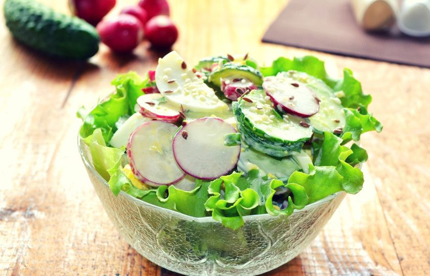 1. Этап. Салат из редиса с огурцом и яйцом: И подавайте салатик к столу. Приятного аппетита!