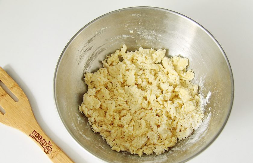 1. Этап. Киш с вишней: Быстро перетрите руками все до состояния крошек.