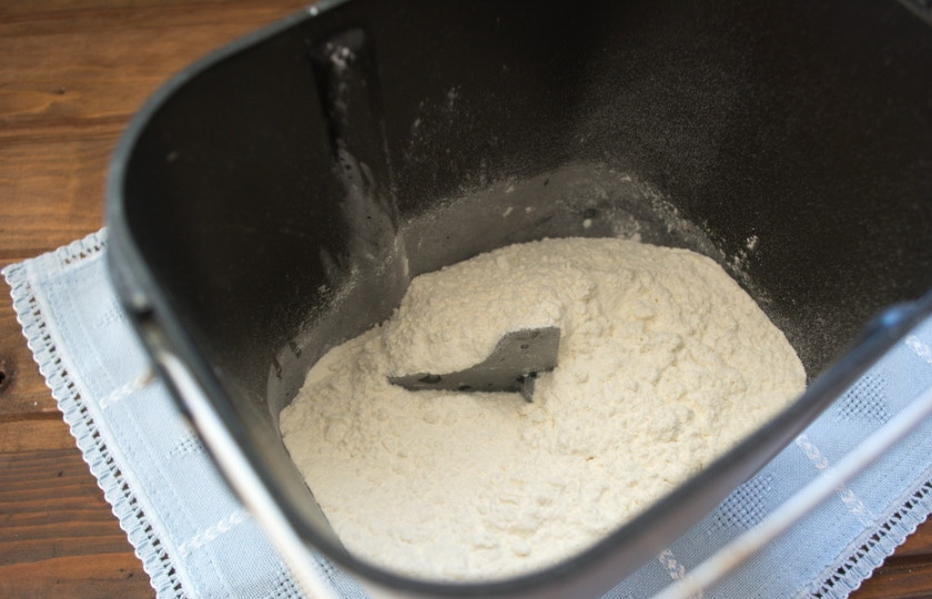 1. Этап. Сладкие булочки на кефире: Просеиваем муку - 500 гр. Помещаем ее в чашу.