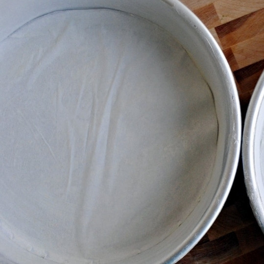 1. Этап. Кофейный торт: Две формы для запекания диаметром 24 см застилаем пергаментной бумагой и смазываем сливочным маслом.