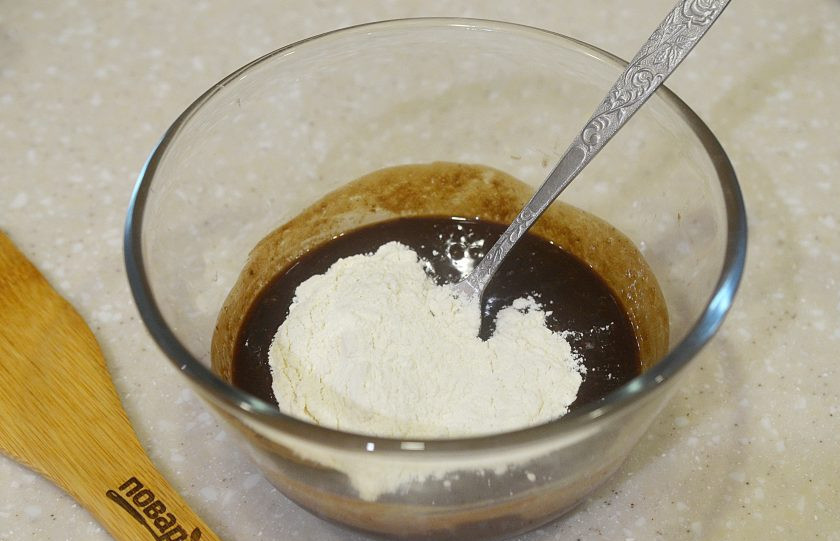 1. Этап. Лава кейк: 6. Добавьте муку и перемешайте.