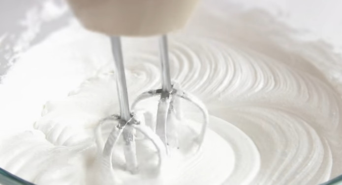 1. Этап. Торт-безе с масляным кремом: 3. Белки от яиц взбейте миксером до густой пены, затем добавьте ванильный и обычный сахар. Взбивайте до устойчивых пиков.