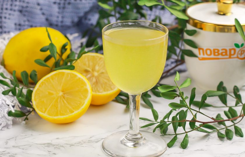 1. Этап. Настойка лимонная Скороспелая: Ароматную скороспелую настойку процедите через ситечко, жмых удалите. Перелейте напиток в графин и разлейте в рюмки. Подавайте к столу охлажденной.