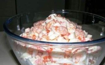 1. Этап. Салат Царский с икрой: Теперь нам необходимо смешать все ингредиенты, кроме икры, и заправить салат майонезом. Можно не полениться и приготовить майонез самому - это не так уж и сложно. Красиво разрезать вареные яйца и наполнить их икрой, выложить на салат.