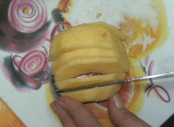 1. Этап. Варенье из яблок в хлебопечке: Нарежьте яблоки тонкими дольками.