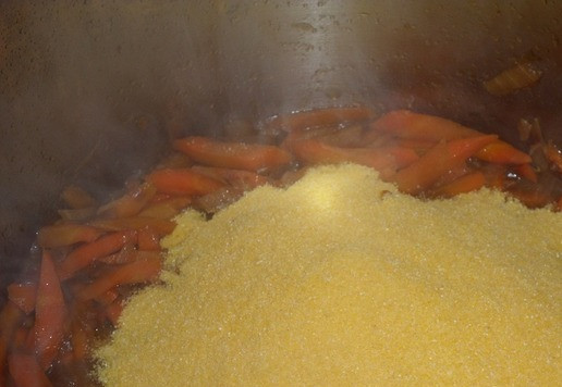 1. Этап. Кукурузно-морковный суп с курицей: Затем в кастрюлю добавляем необходимое количество кукурузной поленты.