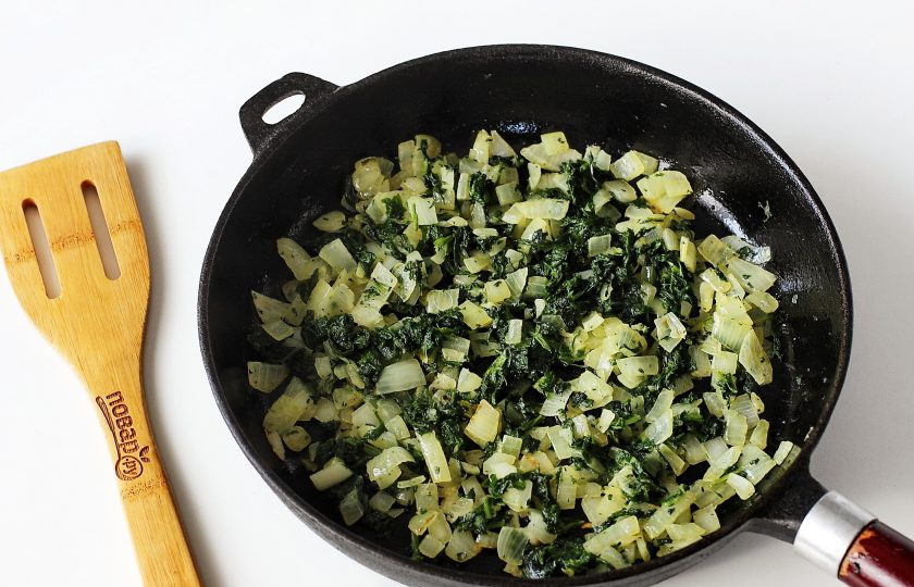 1. Этап. Штрудель с рыбой: Лук нарежьте кубиками и обжарьте до мягкости на сливочном масле. Добавьте шпинат и готовьте все вместе еще пару минут. Если у вас шпинат замороженный, то его предварительно необходимо отжать.