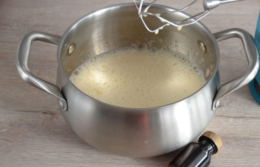 1. Этап. Лимонный пирог Нежный: Взбейте яйца с сахаром с помощью миксера в пышную пену, добавьте ванильный экстракт, муку, разрыхлитель, смешайте до однородной консистенции.