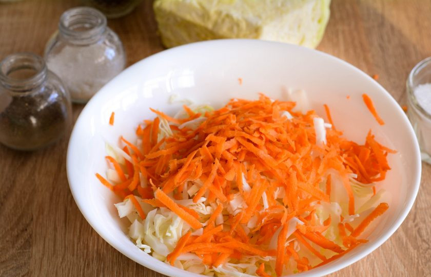 1. Этап. Квашеная капуста без рассола: Натрите морковку на терке.