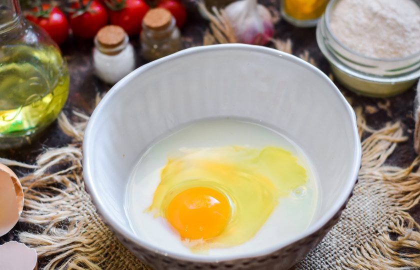 1. Этап. Оладьи на кефире из ржаной муки: В миску влейте кефир, вбейте одно куриное яйцо.