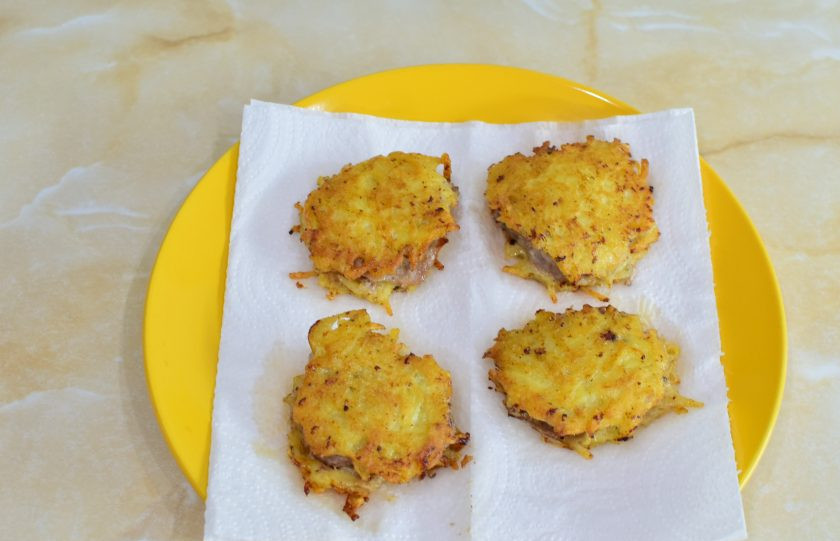 1. Этап. Свиные отбивные в картофельном кляре на сковороде: Свиные отбивные в картофельном кляре готовы. Выложите их на бумажное полотенце, чтобы пропитать с них лишнее масло.