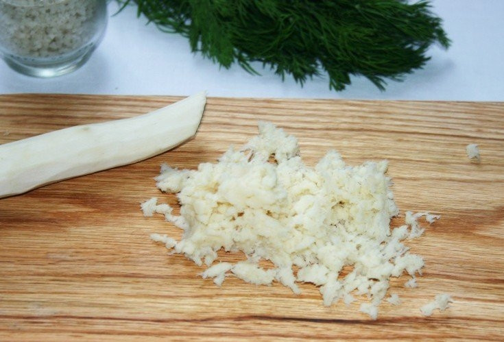 1. Этап. Хрен со сметаной: 2. Берем хрен, очищаем его и мелко крошим ножом. Можно натереть его на мелкой терке.