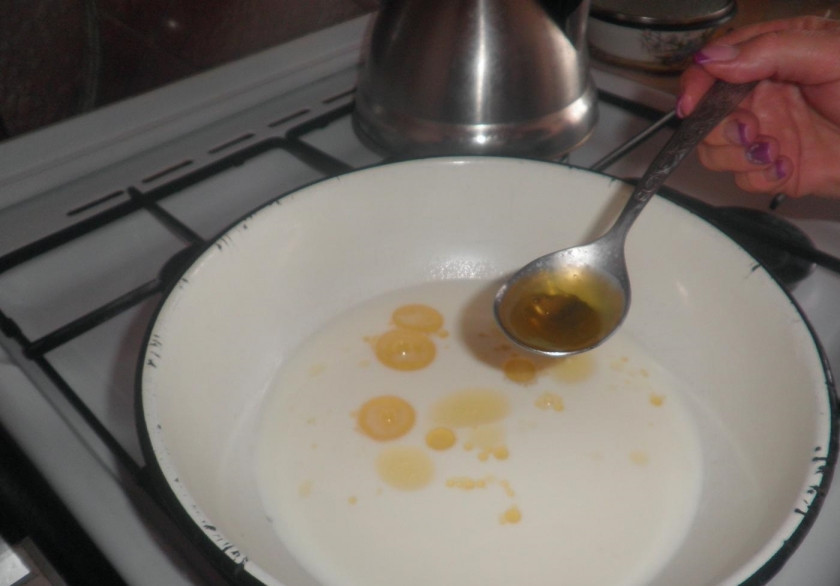 1. Этап. Дрожжевое тесто на пышки: 2. К молоку на плите вливаю растительное масло без запаха.