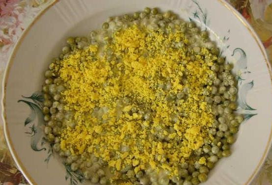 1. Этап. Куриный салат с солеными огурцами: Затем полить его немного майонезом и сверху присыпать желтком.