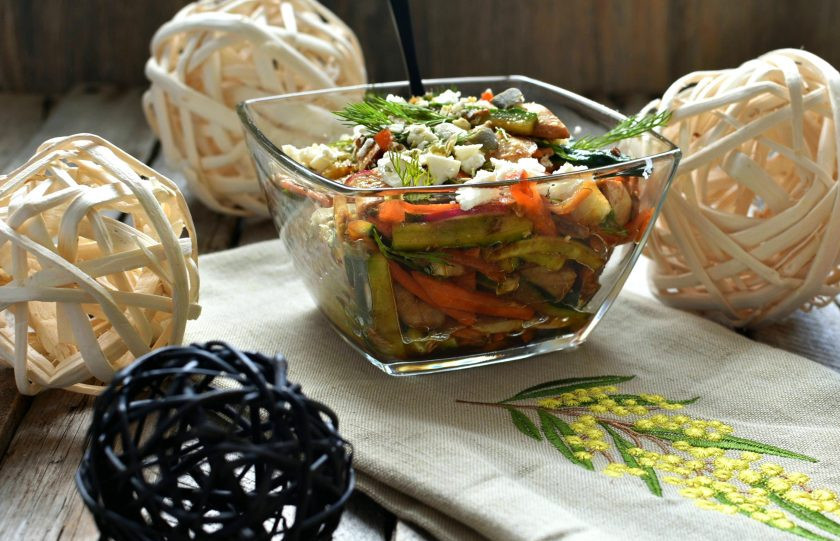 1. Этап. Хрустящий салат с курицей и овощами: Переложите в салатник, посыпьте сверху раскрошенной фетой и тыквенными семечками, украсьте свежей зеленью и подавайте.