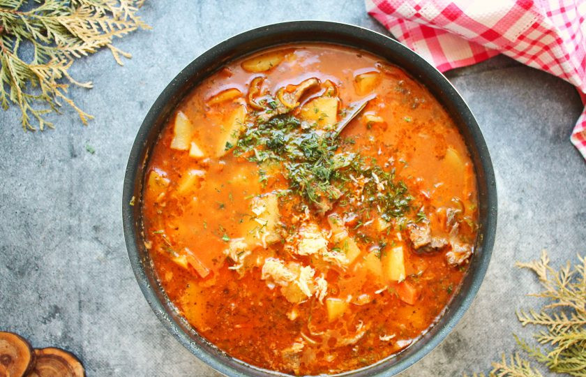 1. Этап. Суп Соуз: Добавьте в суп оставшуюся зелень, измельченный чеснок, перец чили и перемешайте. Доведите суп до кипения и снимите с огня. Закройте казан крышкой, дайте постоять 10 минут и подавайте к столу.