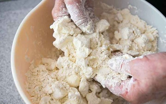 1. Этап. Тесто со сметаной для пирога: В мучную смесь отправьте размягченное масло, порезанное кубиком. Тесто месите руками до однородной консистенции, которая должна походить на песочное тесто.