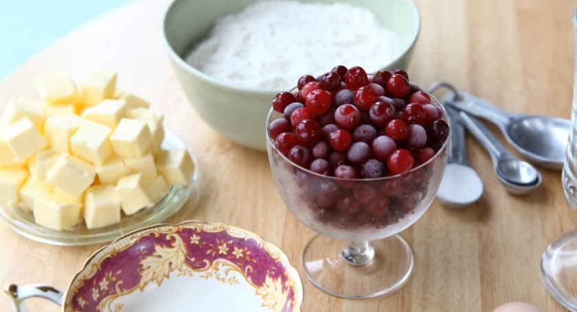 1. Этап. Клюквенные кексы: 1. Приготовьте все необходимые ингредиенты.