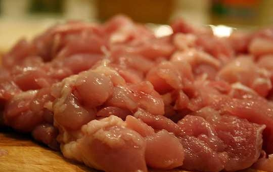 1. Этап. Слоеные пирожки с курицей и сыром: Куриные окорочка промойте холодной водой, промокните от лишней влаги бумажными салфетками, обрежьте с них мясо. Теперь нарежьте курятину помельче.