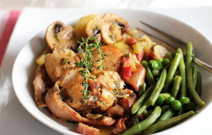 1. Этап. Кролик в сметане в горшочке: В каждый горшочек положить несколько кусочков мяса. Затем - грибы, смешанные с луком и картофелем. Бросить по зубчику чеснока и кусочку лаврового листа, посолить и влить примерно по полстакана сметаны. Добавить немного воды, закрыть горшочки крышками и отправить в духовку (180С) на час. Затем открыть крышки и дать блюду подрумяниться при 200С примерно 15 минут. Подавать горячим. Приятного аппетита!