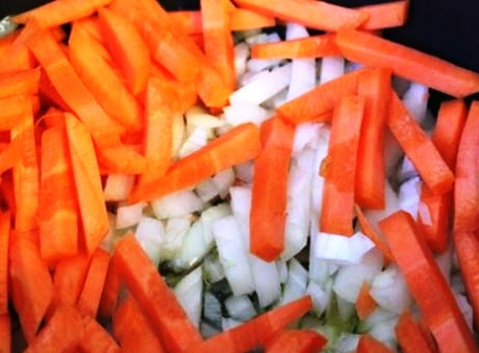 1. Этап. Вкусное мясо в мультиварке: Морковь натрите на терке или нарежьте соломкой.