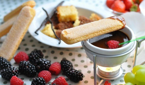 1. Этап. Сладкое фондю: Подавайте с фруктами, ягодами и печеньем. Приятного аппетита!