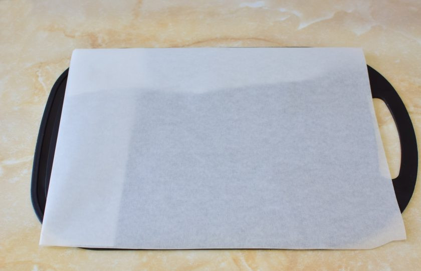 1. Этап. Клубника в бельгийском шоколаде: Подготовьте лист пергамента, чтобы выкладывать на него ягоды в шоколаде.