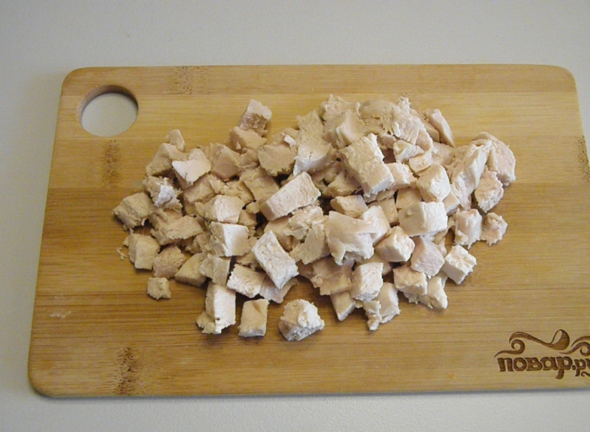 1. Этап. Салат с шампиньонами и куриной грудкой: Заранее отваренную грудку порежьте не большими кубиками.