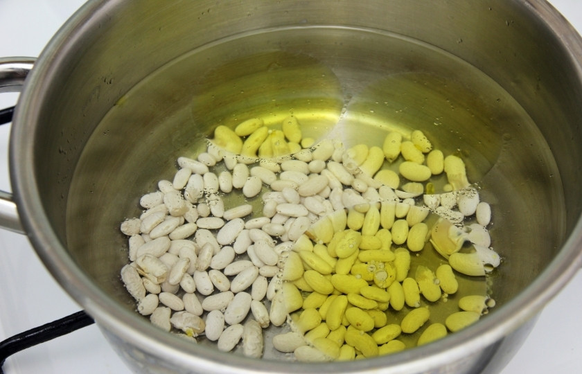 1. Этап. Овощной суп с фасолью: Сначала нужно сварить белую фасоль. Залейте её водой и добавьте стакан оливкового масла.