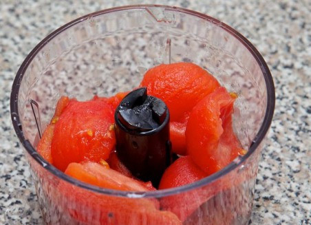 1. Этап. Сербский айвар: Измельчаем с помощью блендера или мясорубки перец. Затем проделываем ту же процедуру с помидорами.